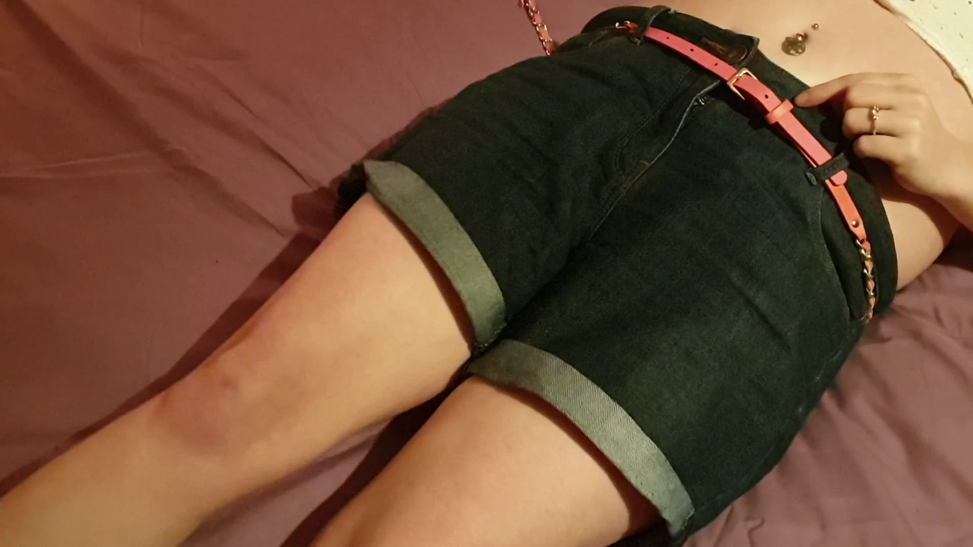 Having a nice warm pee in my denim shorts 🔥 Love that feeling when it pools under my butt 🍑💦