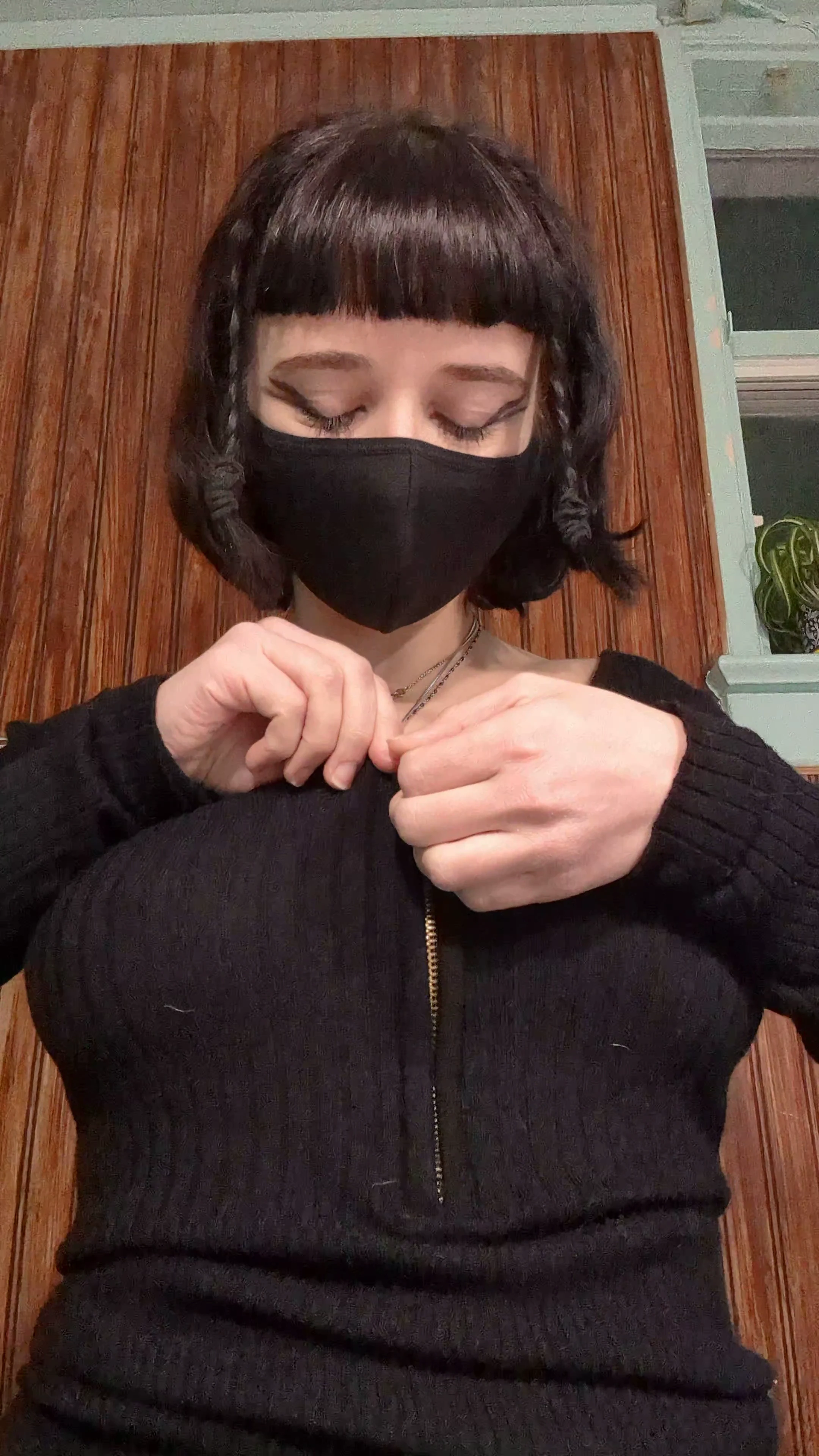 A busty raven prepares to fly 𓄿