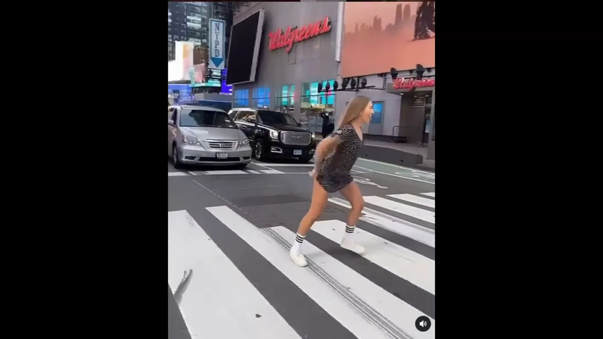 Flashing her ass to the cars