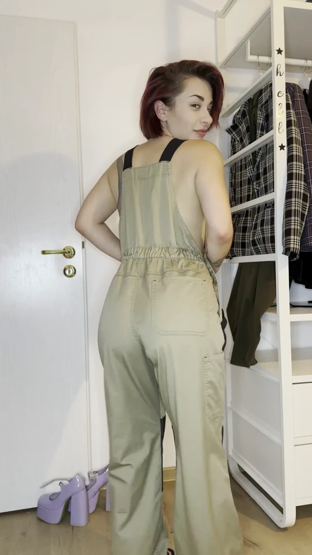 pull down my overall my 18yr old bubble butt is waiting for ur hands