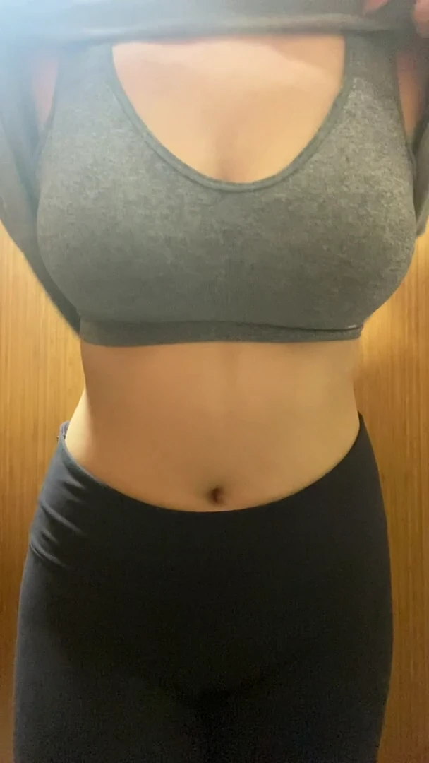 (F21)Quick flash in the gym bathroom today 😳