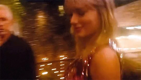 Taylor Swift shaking her tits